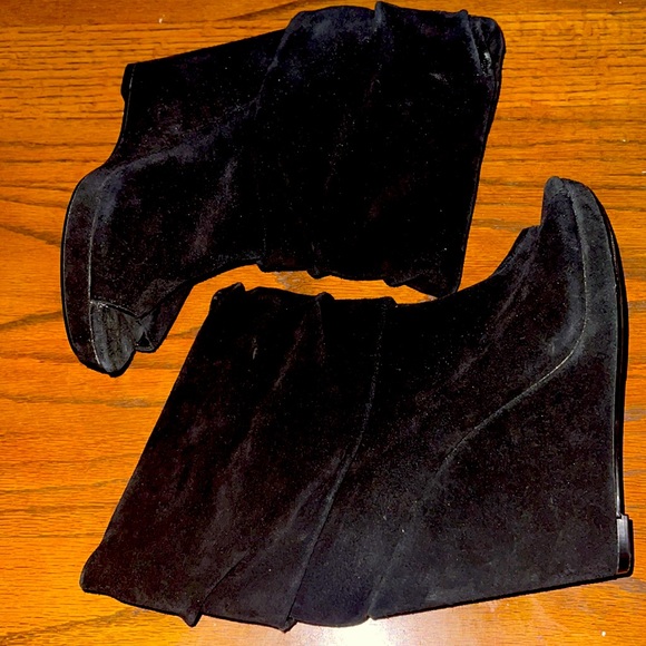 Black suede wedge booties NWOT - Picture 3 of 4